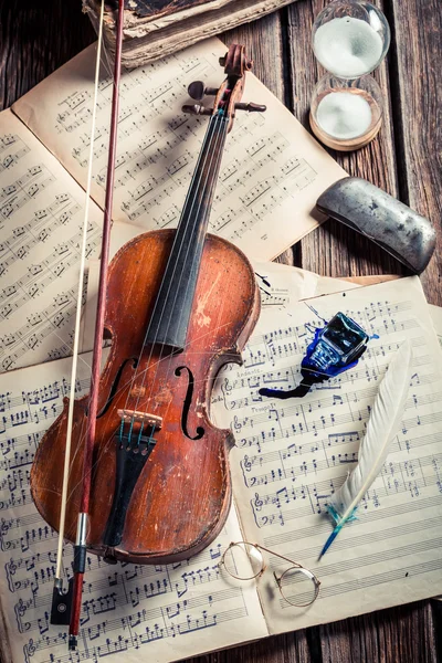 Retro violin and musical sheets on old wooden table — Stock Photo, Image