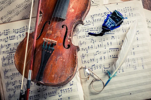 Retro violin and musical sheets with ink and feather — Stock Photo, Image