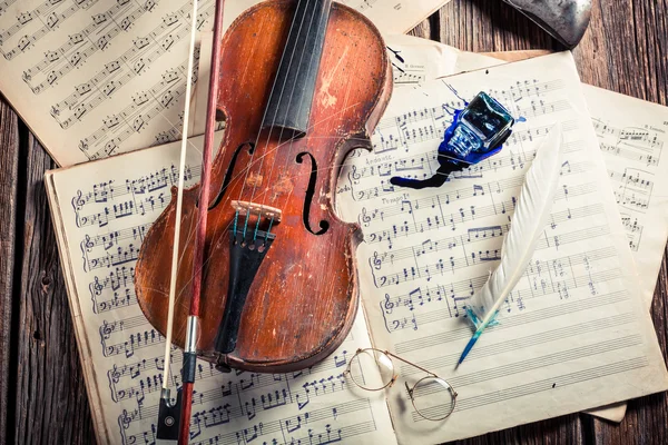 Retro musical sheets and violin with ink and feather — Stock Photo, Image