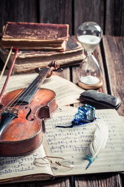 Vintage violin and sheets with ink and feather — Stock Photo, Image