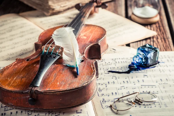 Vintage sheets and violin with ink and feather — Stock Fotó