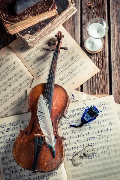 Vintage sheets and violin on old wooden table — Stock fotografie