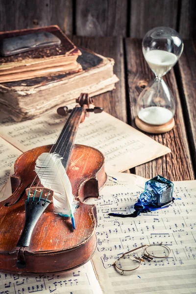 Vintage musical sheets and violin with ink and feather — Stock fotografie