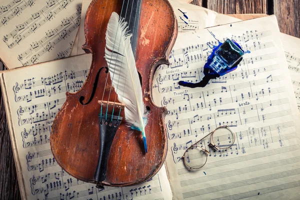 Vintage violin and musical sheets with ink and feather — Stock Photo, Image