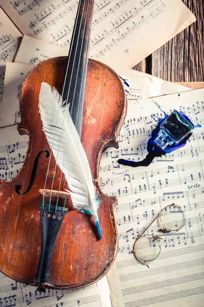 Aged violin and sheets on old wooden table — Stock Photo, Image