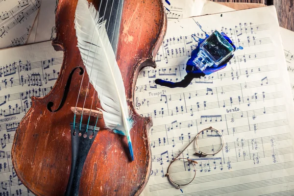 Violino invecchiato e fogli con inchiostro e piume — Foto Stock