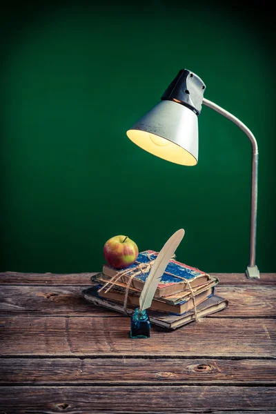 Retro lamp and books in the classroom — Stock fotografie