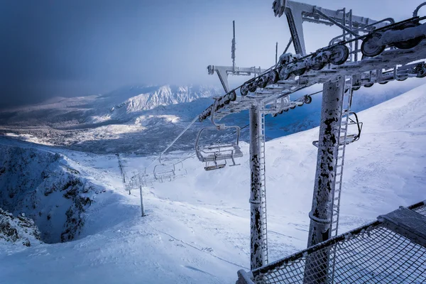 Eingefrorene Seilbahn in den Bergen — Stockfoto