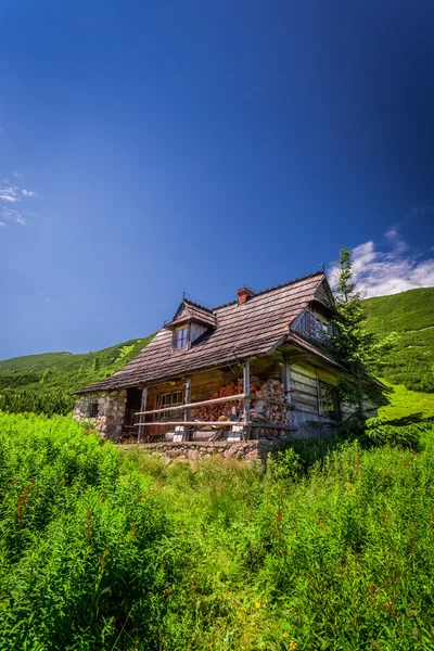 Şafakta bir dağ vadisinde küçük yazlık — Stok fotoğraf