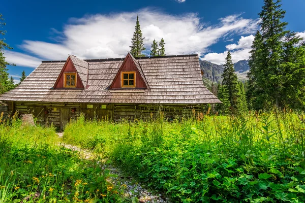 Rifugio in montagna in estate — Foto Stock