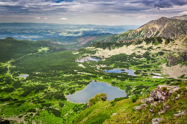 Vista del lago de montaña desde la cima en verano — Foto de Stock