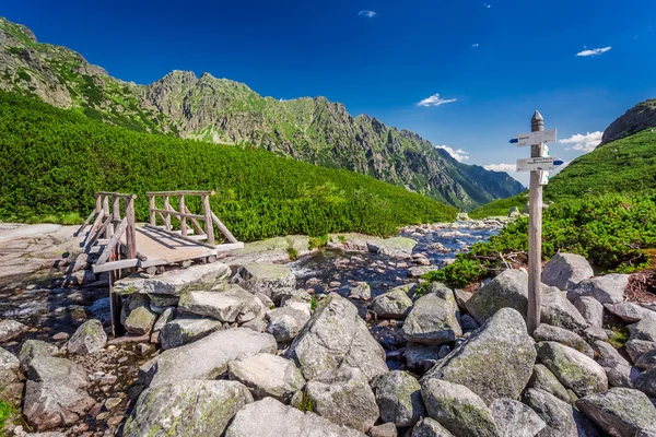 Wegweiser am Bach in der Tatra — Stockfoto