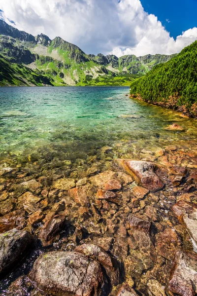 Hermoso lago en las montañas — Foto de Stock