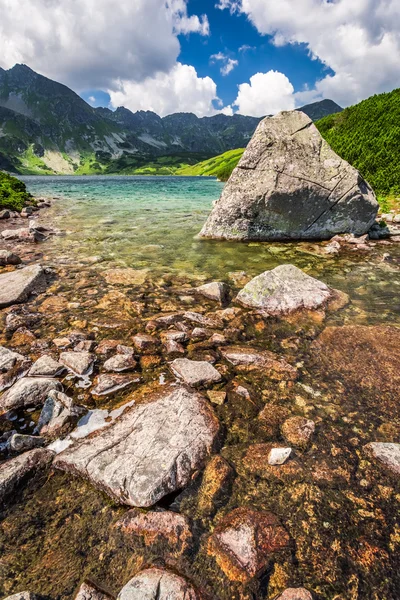 Hermoso lago en medio de las montañas — Foto de Stock