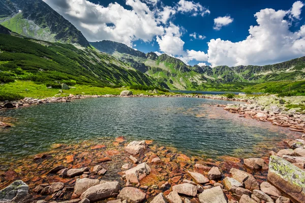 Maravilloso estanque en medio de las montañas — Foto de Stock