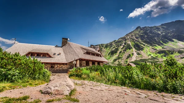 Cabaña de montaña en el verano — Foto de Stock