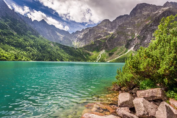 Jezero v horách za úsvitu — Stock fotografie