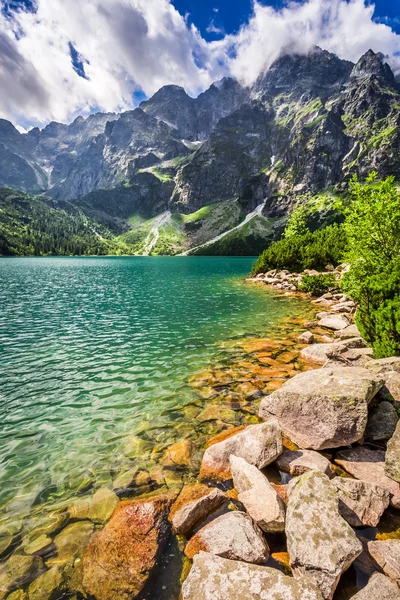 在黎明时分，越过 Tatra 山脉的池塘 — 图库照片