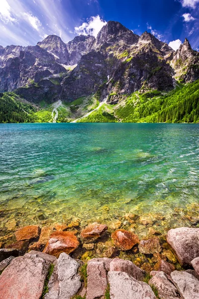 Lagoa no meio das montanhas no verão — Fotografia de Stock