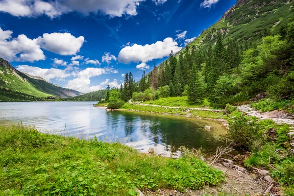 에 산에서 아름 다운 연못 — 스톡 사진