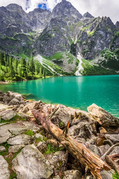 Bel étang dans les montagnes Tatra à l'aube — Photo