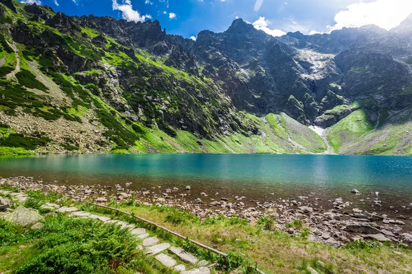 Gündoğumu, dağların ortasında güzel gölet — Stok fotoğraf