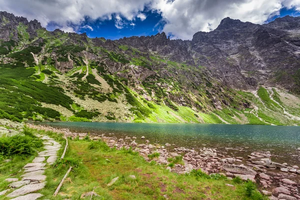 Maravilloso lago en las montañas Tatra al amanecer — Foto de Stock