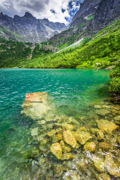 Maravilhoso lago nas montanhas ao amanhecer — Fotografia de Stock