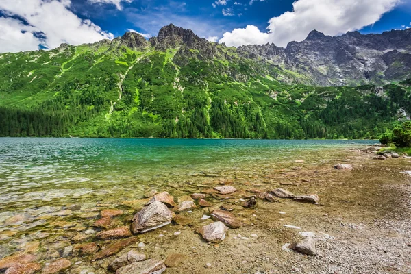 Maravilloso lago en medio de las montañas al amanecer — Foto de Stock