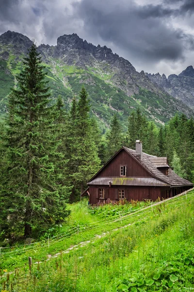 Μικρό εξοχικό σπίτι στη μέση των βουνών — Φωτογραφία Αρχείου