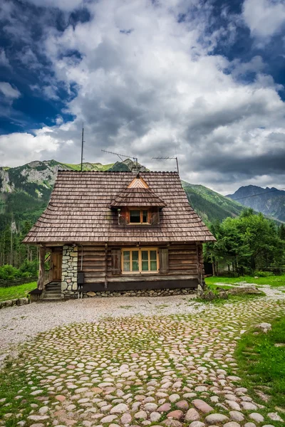 Small hut in the middle of the mountains — Stock Photo, Image