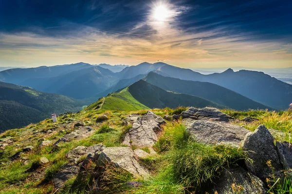 Krásný západ slunce v horách v Polsku — Stock fotografie