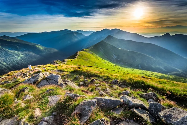 Nádherný západ slunce v horách v létě — Stock fotografie