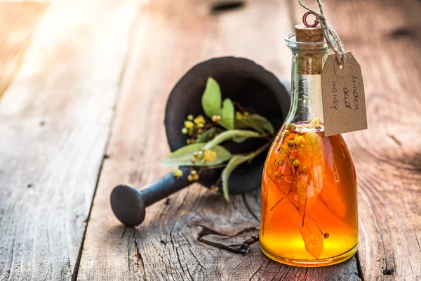 Gesunde Kräuter in Flaschen mit Alkohol und Kräutern — Stockfoto