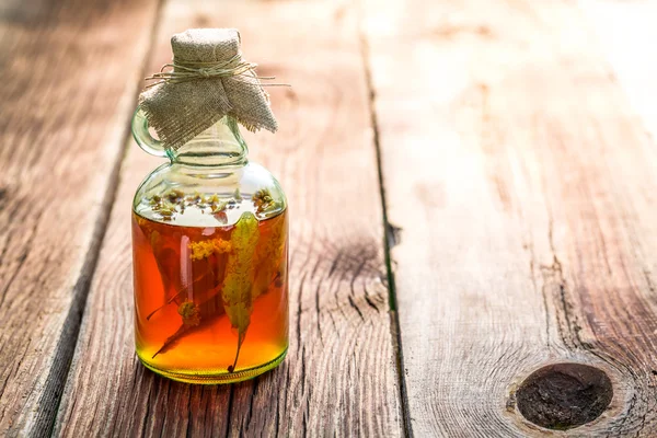 Herbes saines en bouteilles comme remède maison — Photo