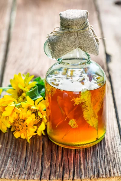 Gesunde Tinktur in Flaschen mit Alkohol und Kräutern — Stockfoto