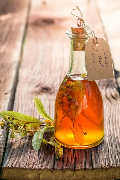 Healing tincture with alcohol and herbs — Stock Photo, Image