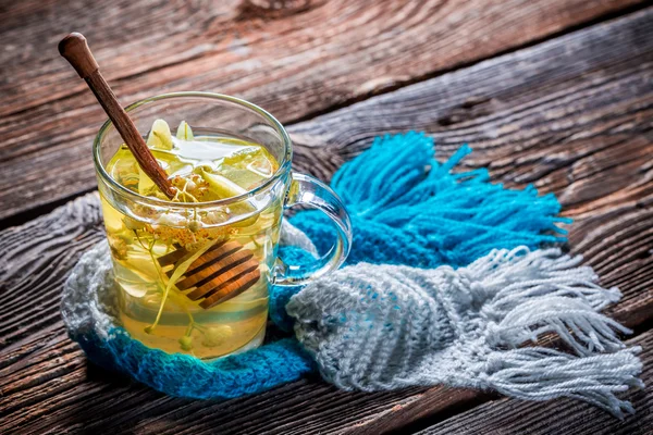 Wärmender Lindentee mit Honig — Stockfoto