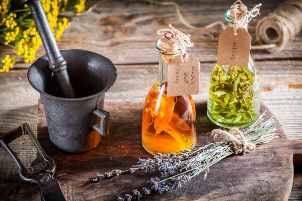 Hierbas caseras en botellas con alcohol y hierbas — Foto de Stock