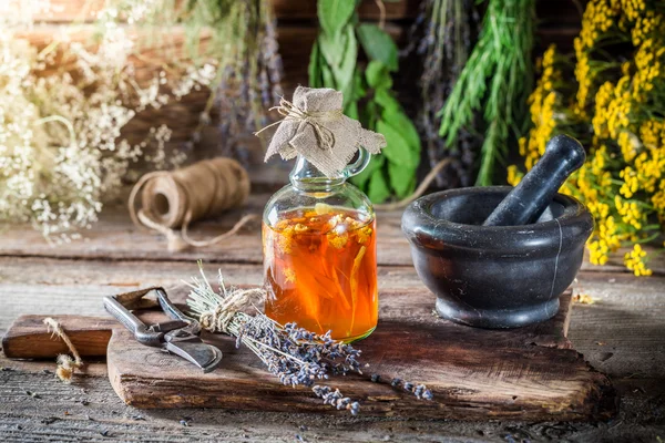 Therapeutic tincture as natural medicine — Stock Photo, Image