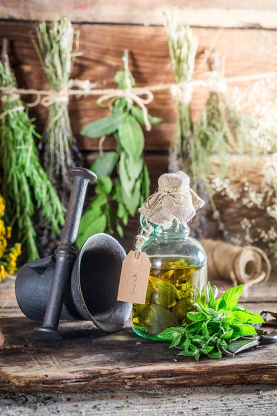 Hierbas terapéuticas en frascos como medicina natural — Foto de Stock