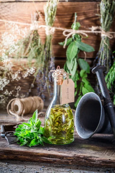 Teinture thérapeutique en bouteilles avec des herbes et de l'alcool — Photo