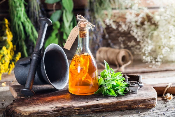 Therapeutic tincture in bottles as an alternative cure — Stock Photo, Image