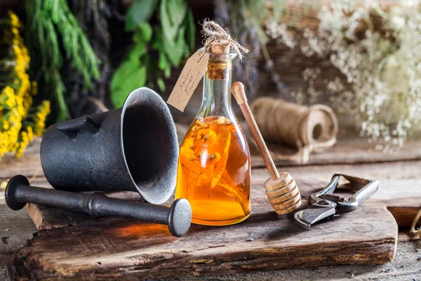 Tintura terapéutica en botellas como cura casera — Foto de Stock