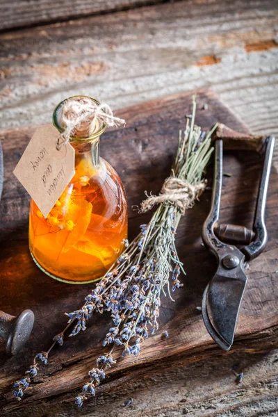 Aromatyczne zioła w butelkach z ziół i alkoholu — Zdjęcie stockowe