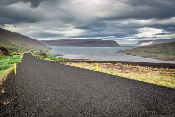 Black road in the mountains in Iceland — Stock Photo, Image