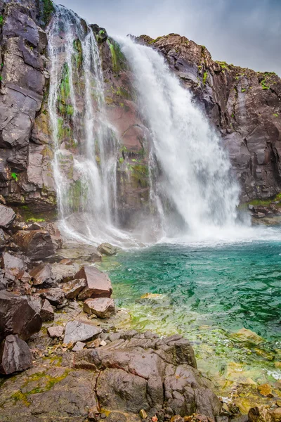 Vodopád v horách na Islandu — Stock fotografie