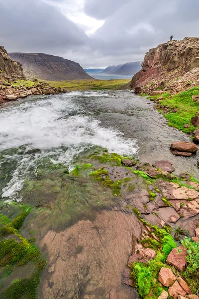 Потік призводить до водоспад в Ісландії — стокове фото