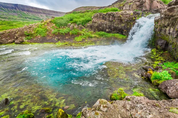 Ποταμός που ρέει από ένα καταρράκτη στην Ισλανδία — Φωτογραφία Αρχείου