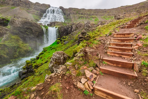 Hegyi ösvényen vezet az Izlandi vízesés — Stock Fotó